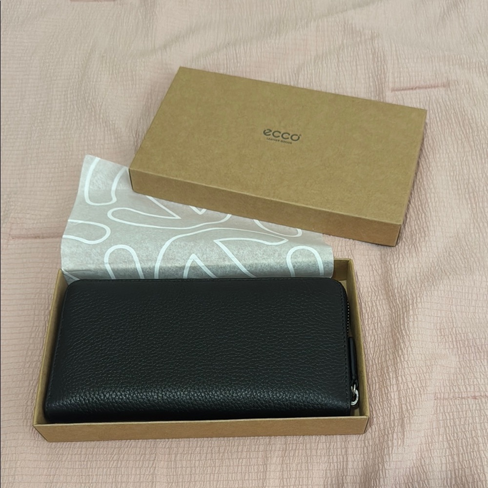 Ecco Black Textured Leather Wallet